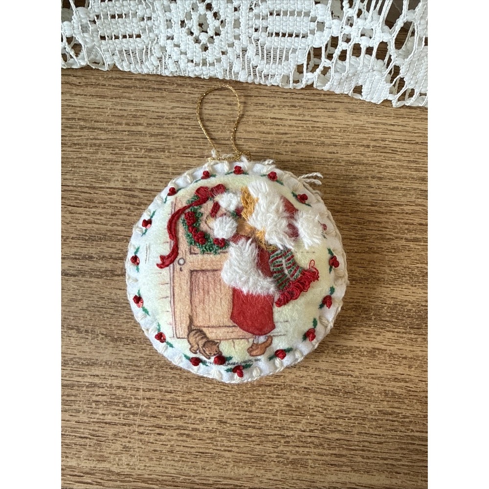 1973 Hallmark Cards‎ Round Ornament